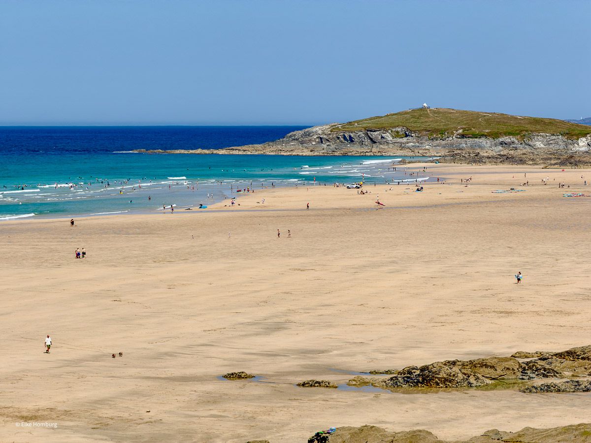 Surferstrand Fistral Beach mit einer Felsinsel im Hintergrund