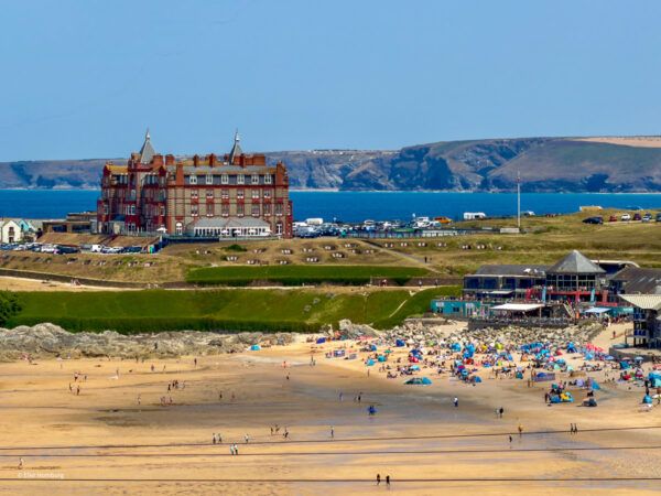 Historisches Hotel mit Blick auf den Strand, an dem sich viele Urlauber tummeln