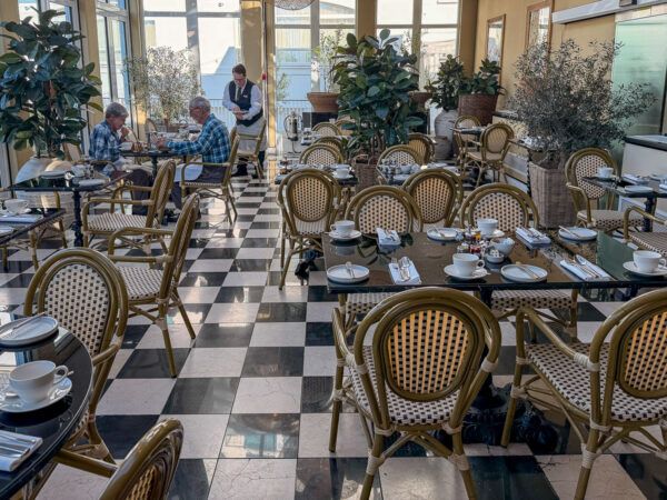 Schicker Frühstücksraum in Hotel in St Peter Port