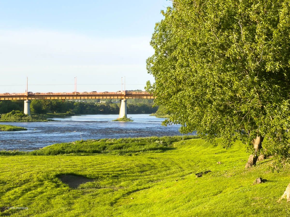 Brücke über einen Fluss und Flussauen