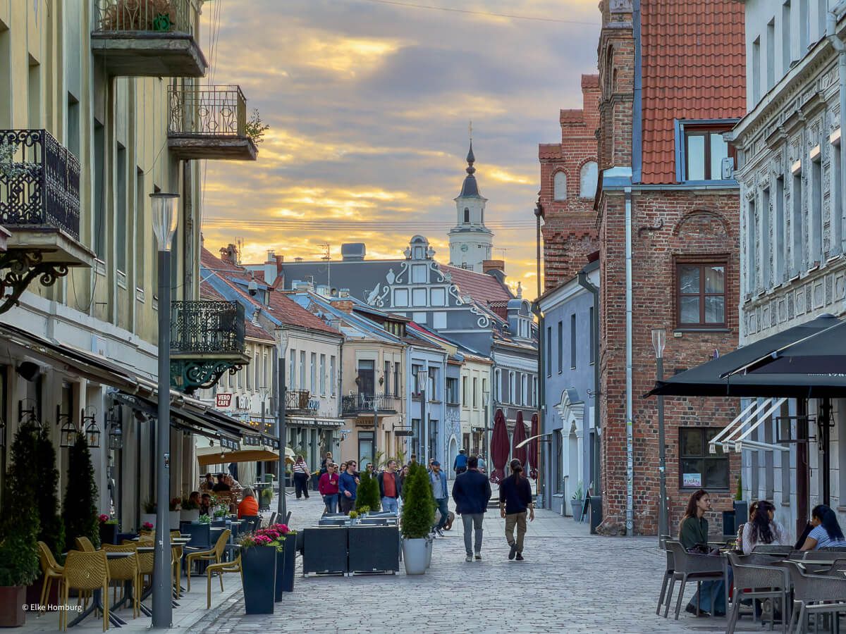 Straße in der Altstadt von Kaunas mit historischen Bauten und Kopfsteinpflaster