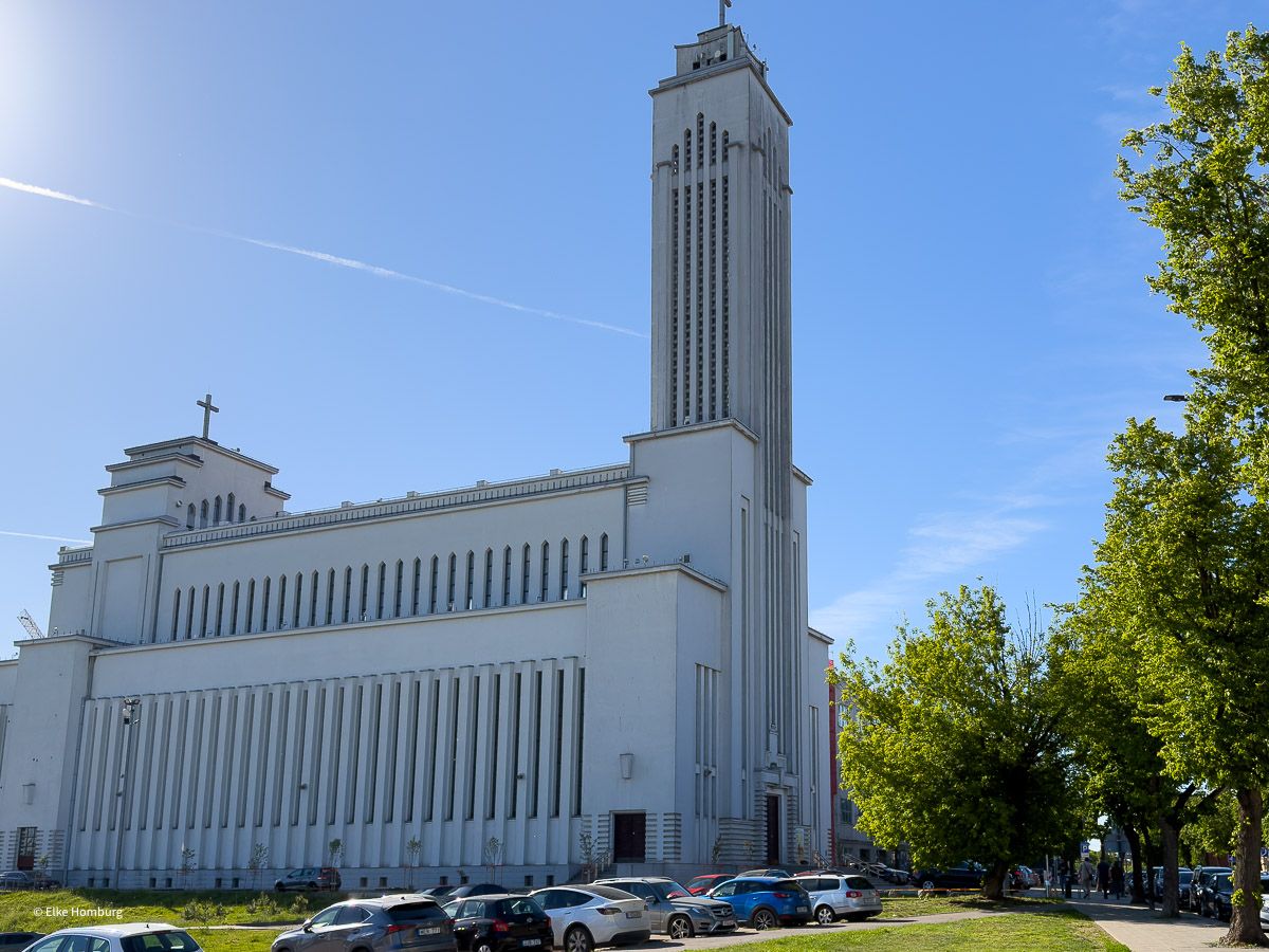 Modernistischer Bau einer Kirche