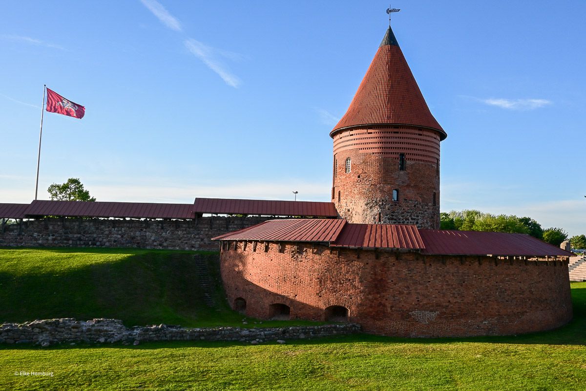 Rekonstruierte Burg in rotem Backstein