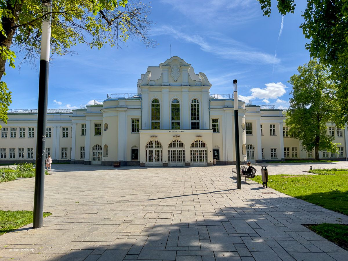 Musiktheater aus dem 19. Jahrhundert in Weiß