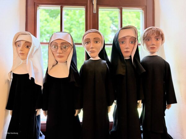 Fünf Puppen, die Nonnen zeigen