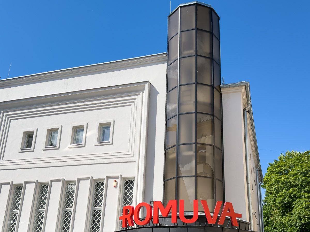 Modernistischer Bau eines Kinos mit rotem Schriftzeichen des Namens ROMUVA