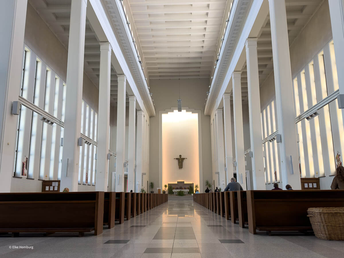 Modernistische Kirche von innen