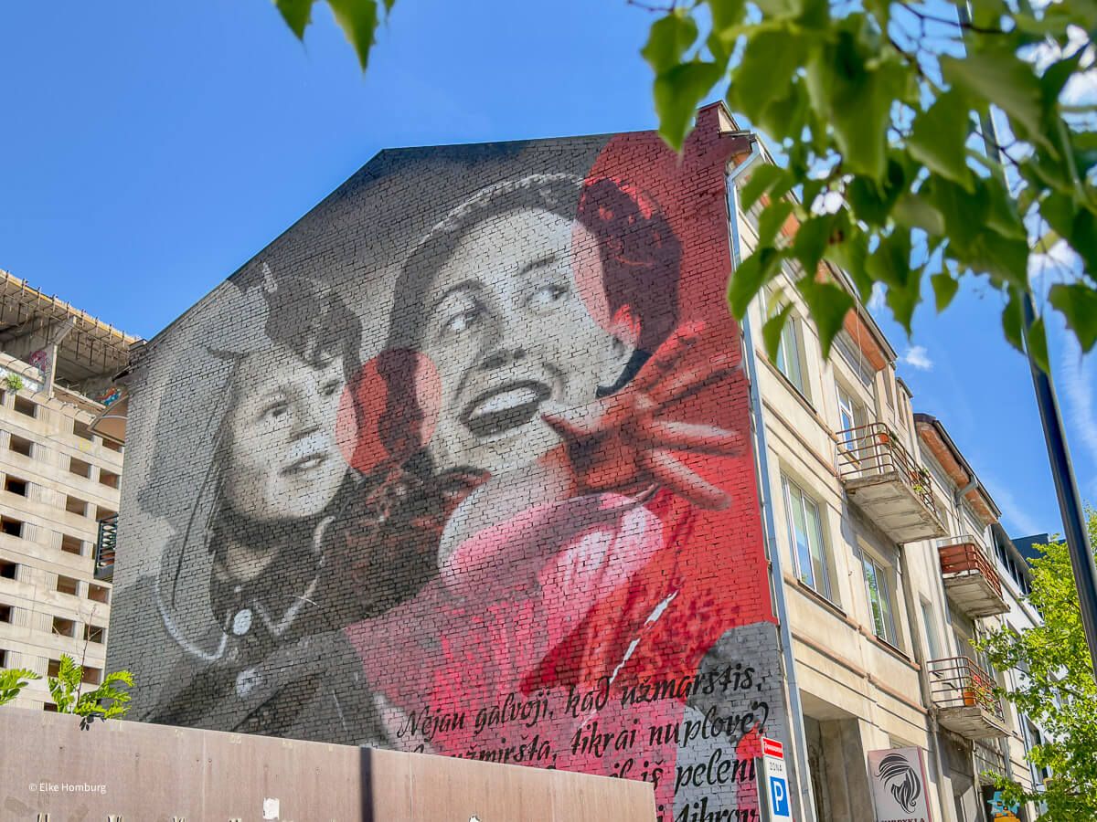 Wandbild, das eine Frau mit Kind zeigt