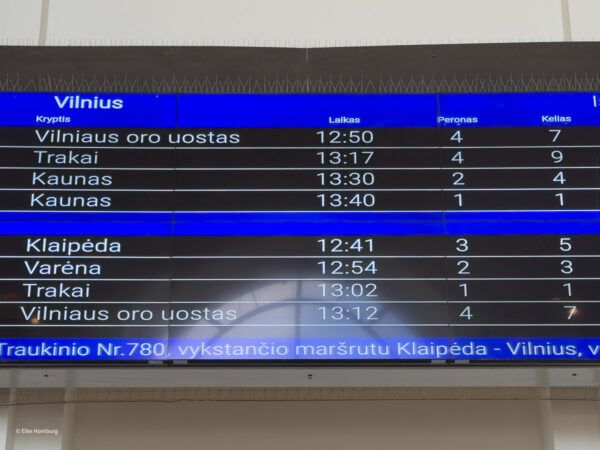 Fahrplantafel im Bahnhof