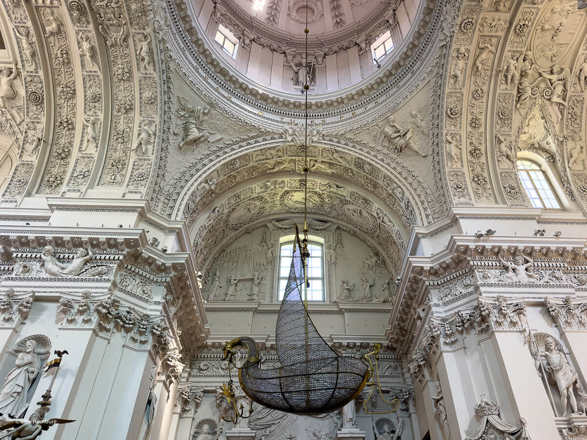 Lüster in Form eines Schiffes in der Barockkirche