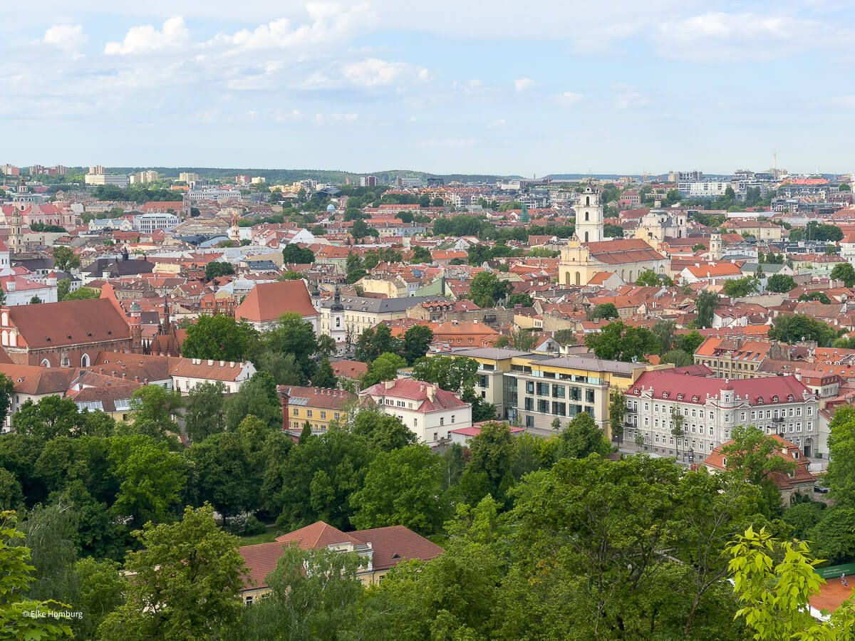 Blick von einem Aussichtspunkt auf die Altstadt von Vilnius