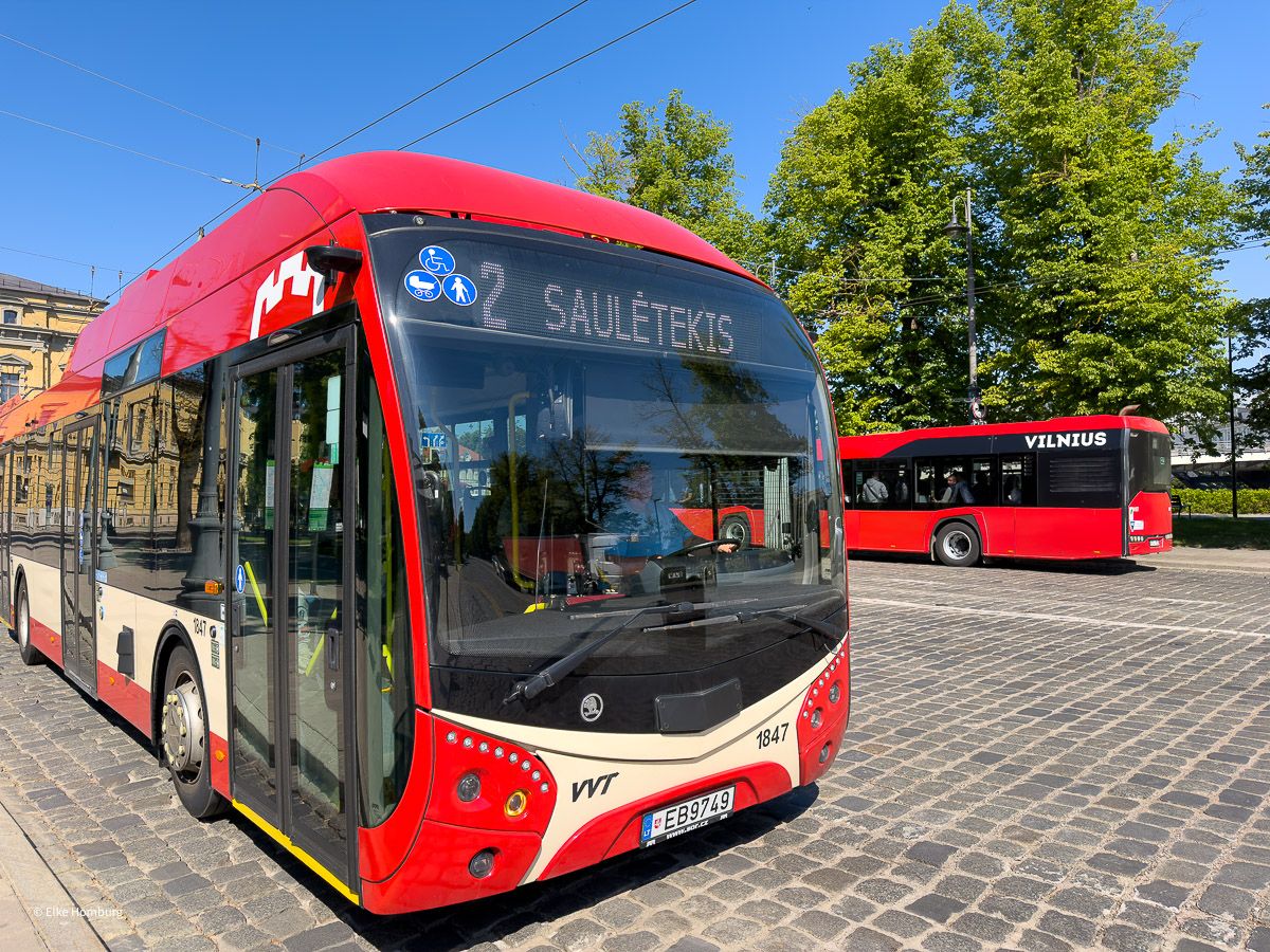 Rote Stadtbusse in Vilnius