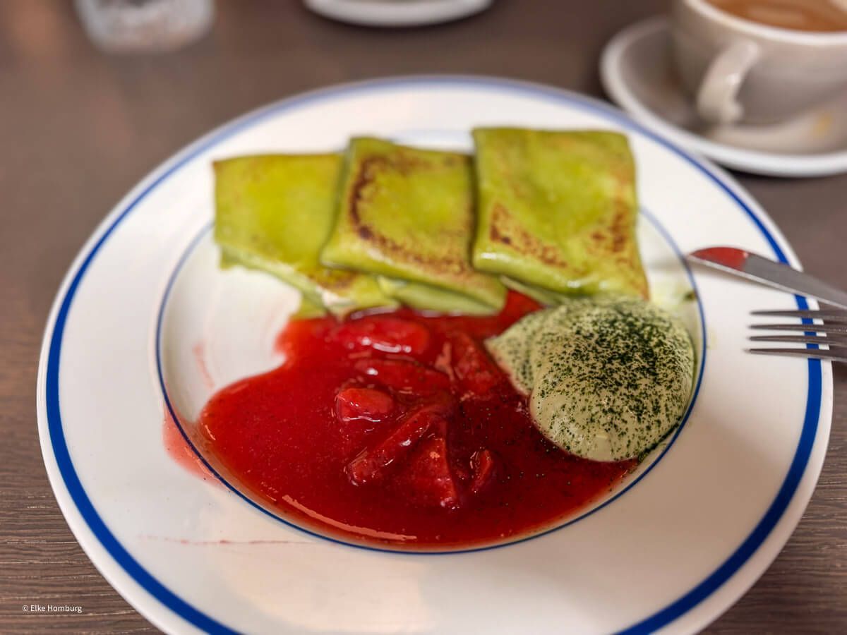 Frühstückgericht mit Pfannkuchen und Erdbeeren
