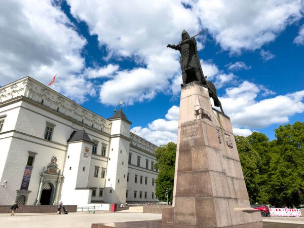 Denkmal und Füstenpalast 