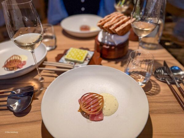 Tisch mit Tellern und Gläsern