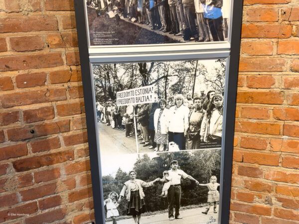 S/W-Fotos zeigen Szenen der Menschenkette im Kampf um die Unabhängigkeit