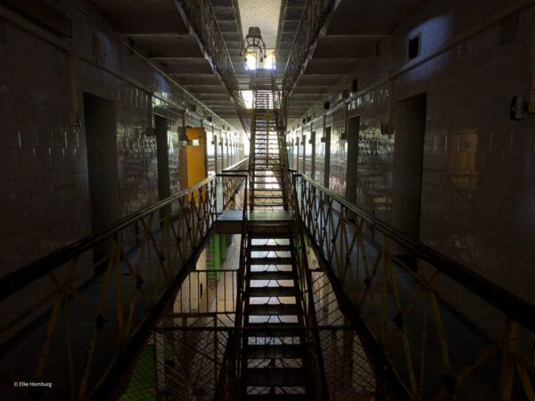 Dunkle Gänge mit Zellen im Gefängnis