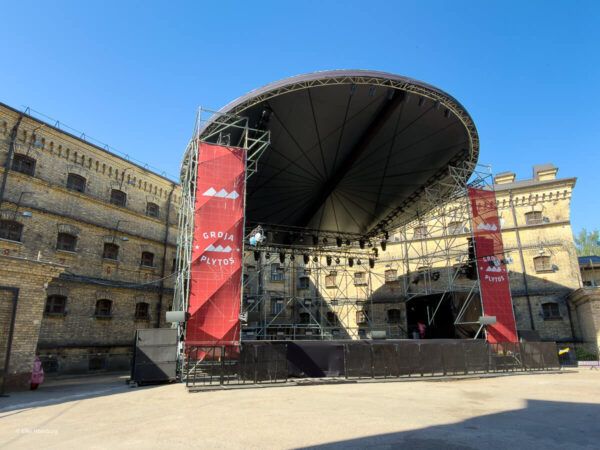Innenhof des Gefängnisses mit Musikbühne