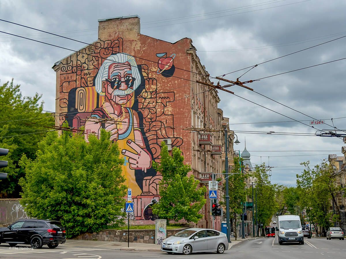Haus mit großformatigem Mural, das einen Alt-Hippie zeigt
