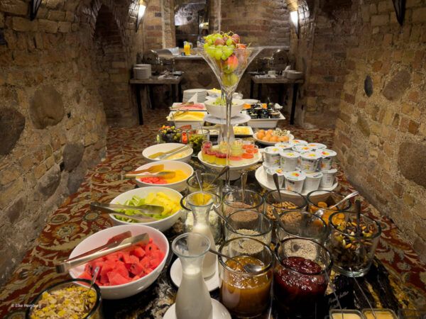 Gewölbekeller mit Frühstücksbuffet
