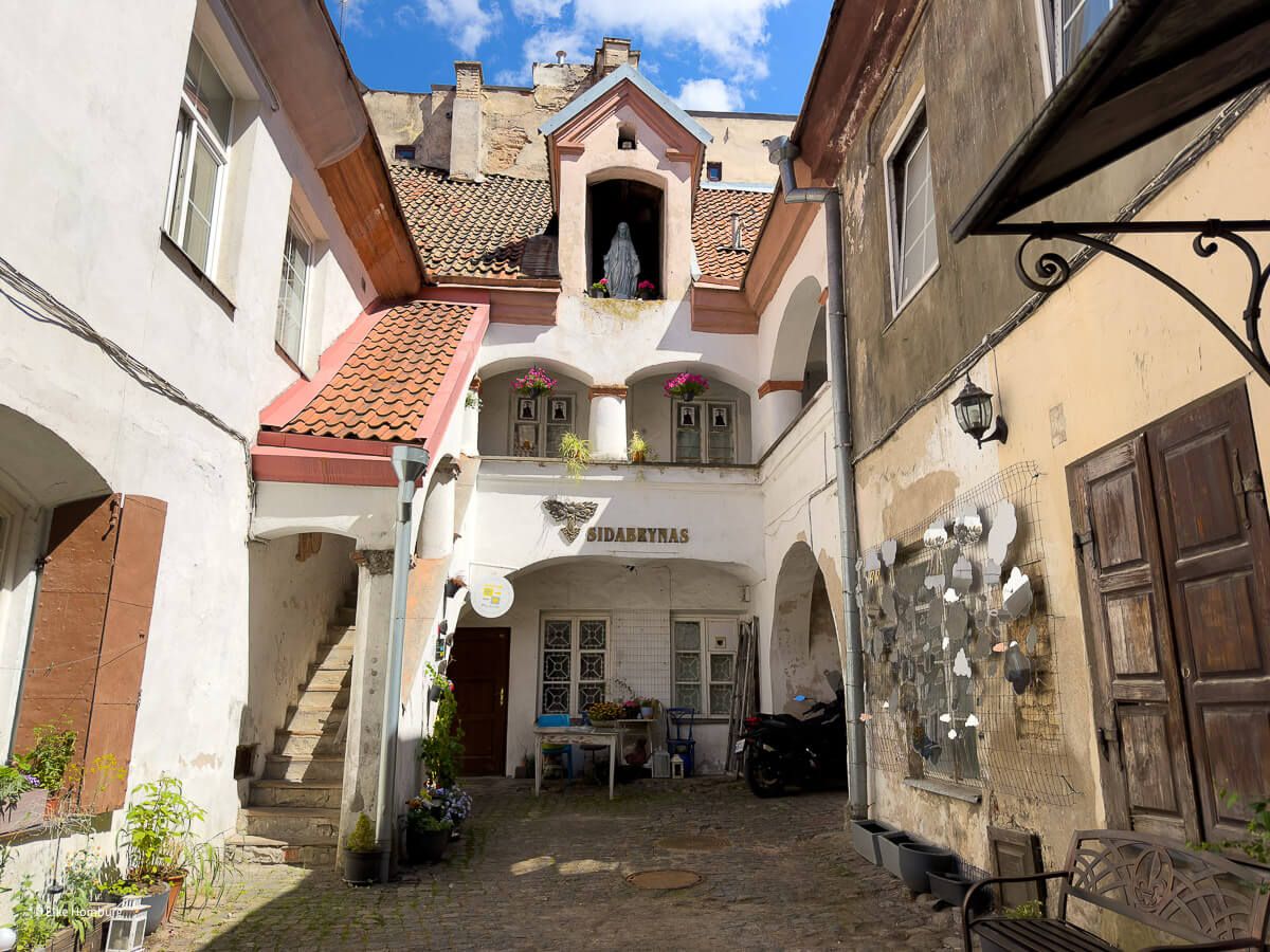 Hinterhof mit Balkonen, Treppenhaus und Künstlerwerkstatt