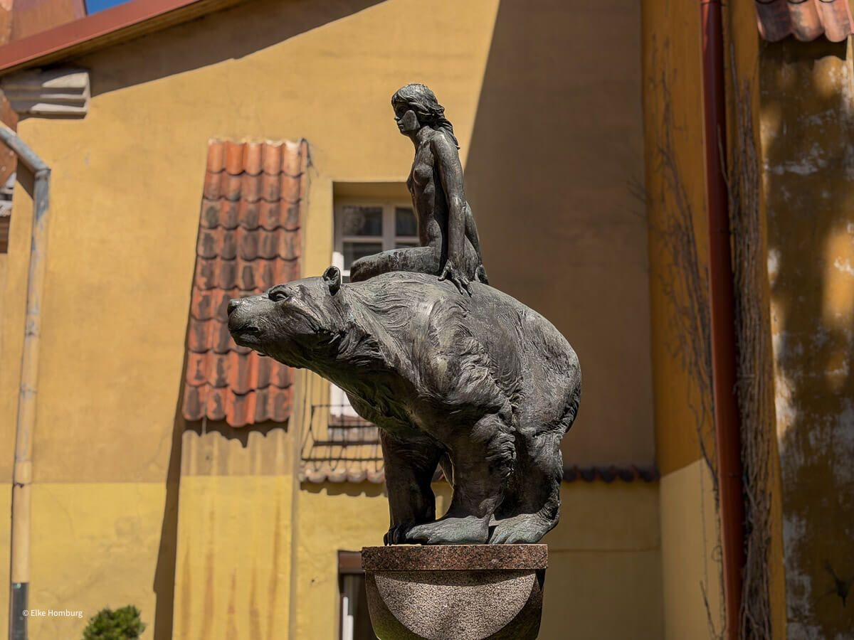 Skulptur einer Frau auf einem Bären reitend 