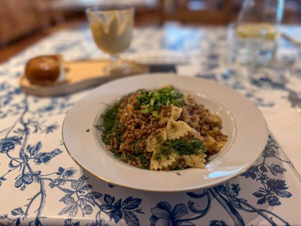 Gericht mit Pasta auf dem Teller