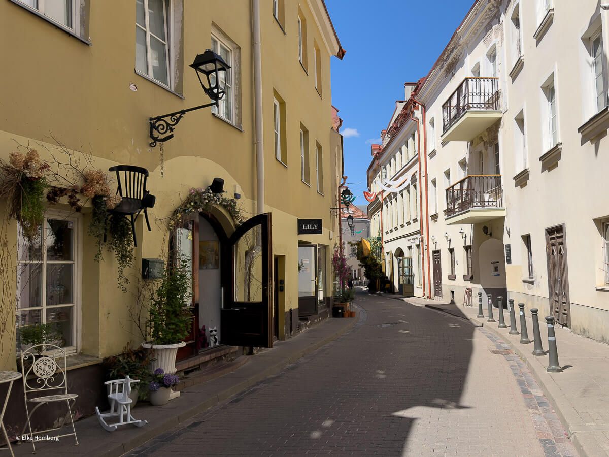 Straßenzug mit Läden im Glasviertel
