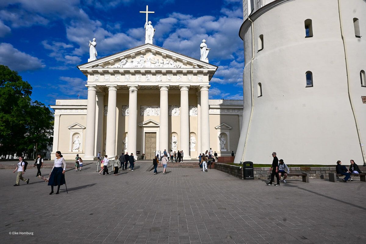 Portal der Kathedrale mit vielen Passanten und Turm zur Rechten