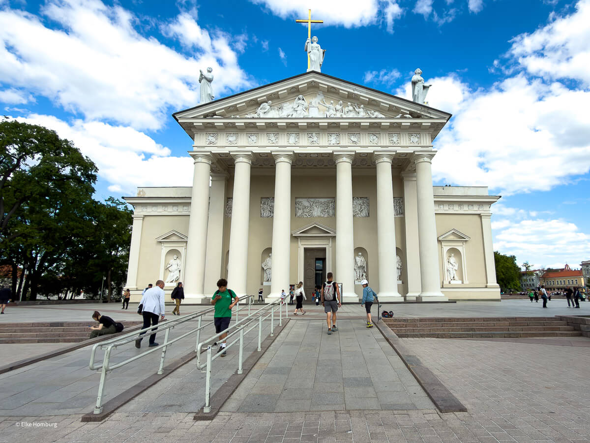 Haupteingang der klassizistischen Kathedrale 