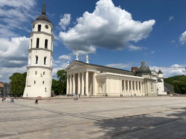Kathedralplatz mit Kathedrale und Kirchturm