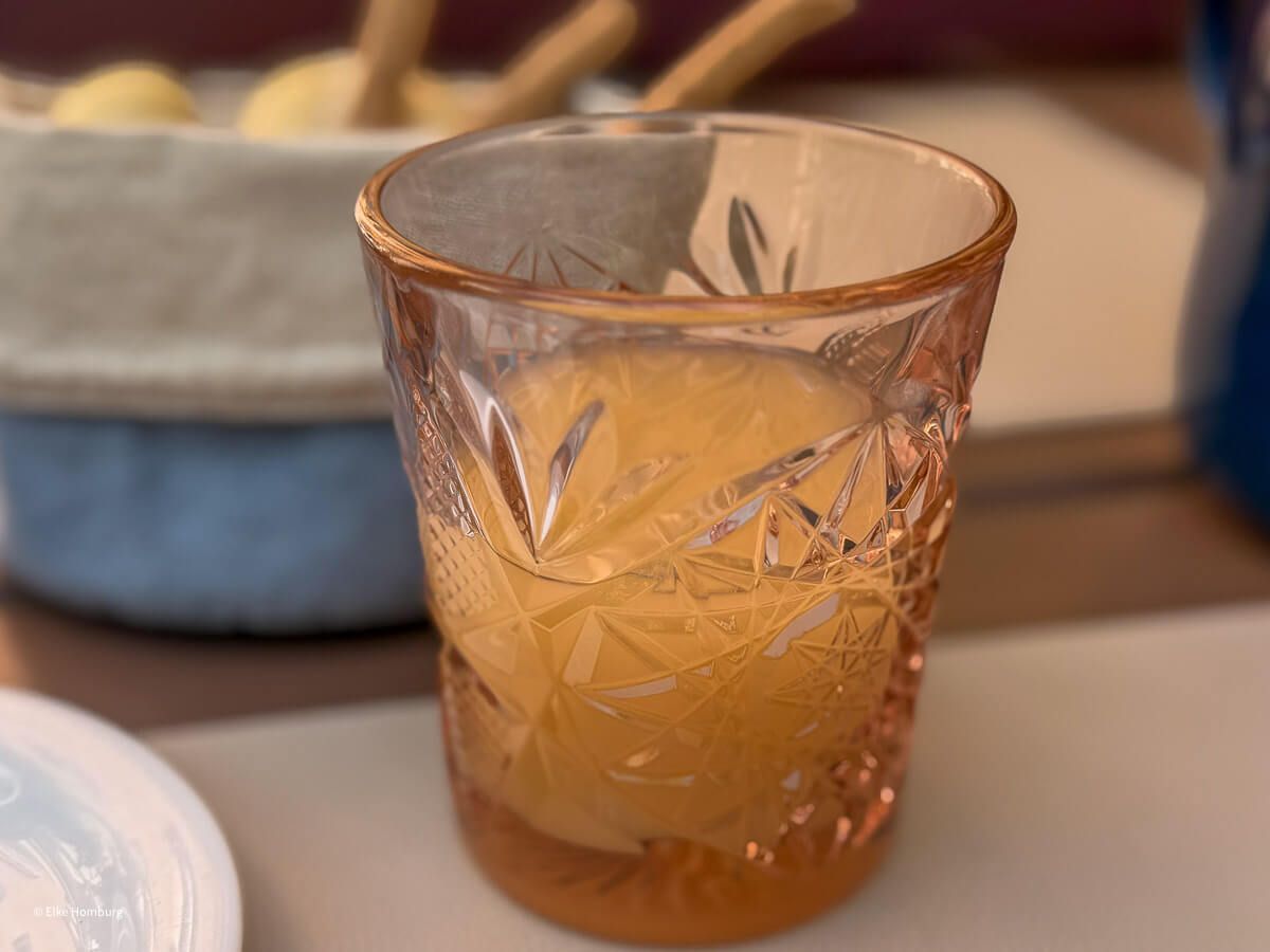 Glas mit milchiger Flüssigkeit