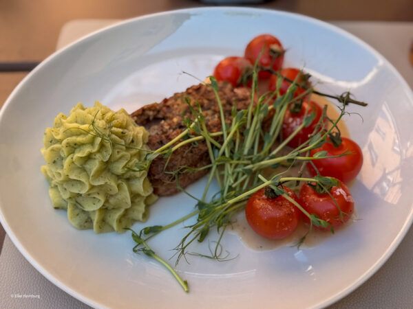Teller mit Fisch und Tomaten