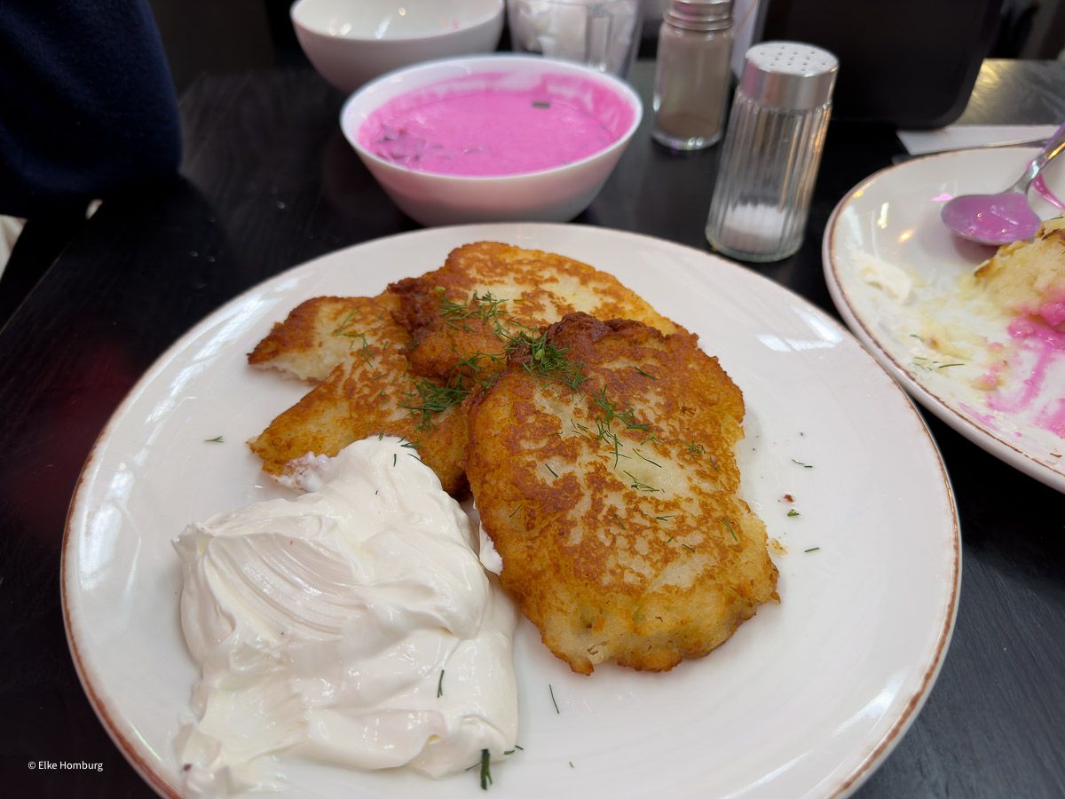 Kartoffelpfannkuchen mit Sauerrahm