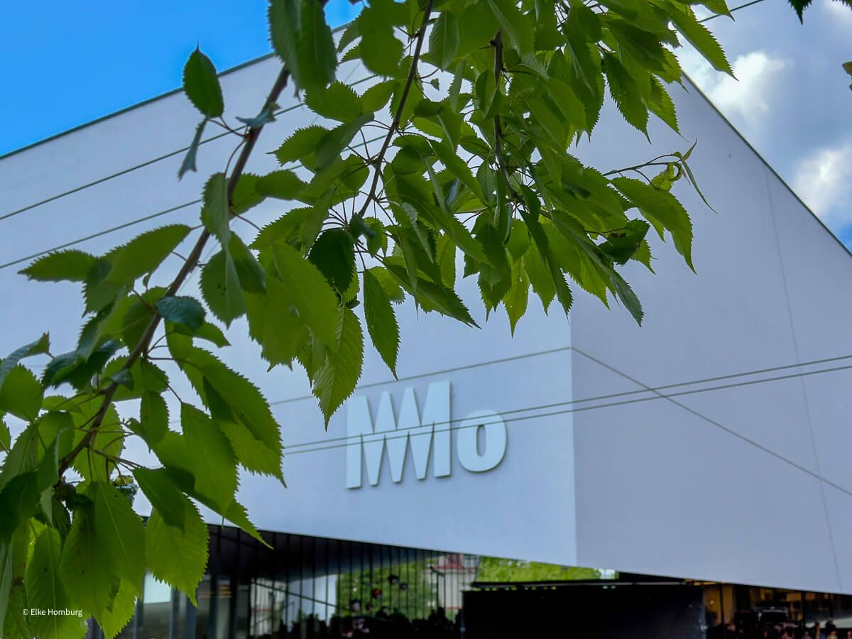 Mo Museum mit Aufschrift und Blättern im Vordergrund 