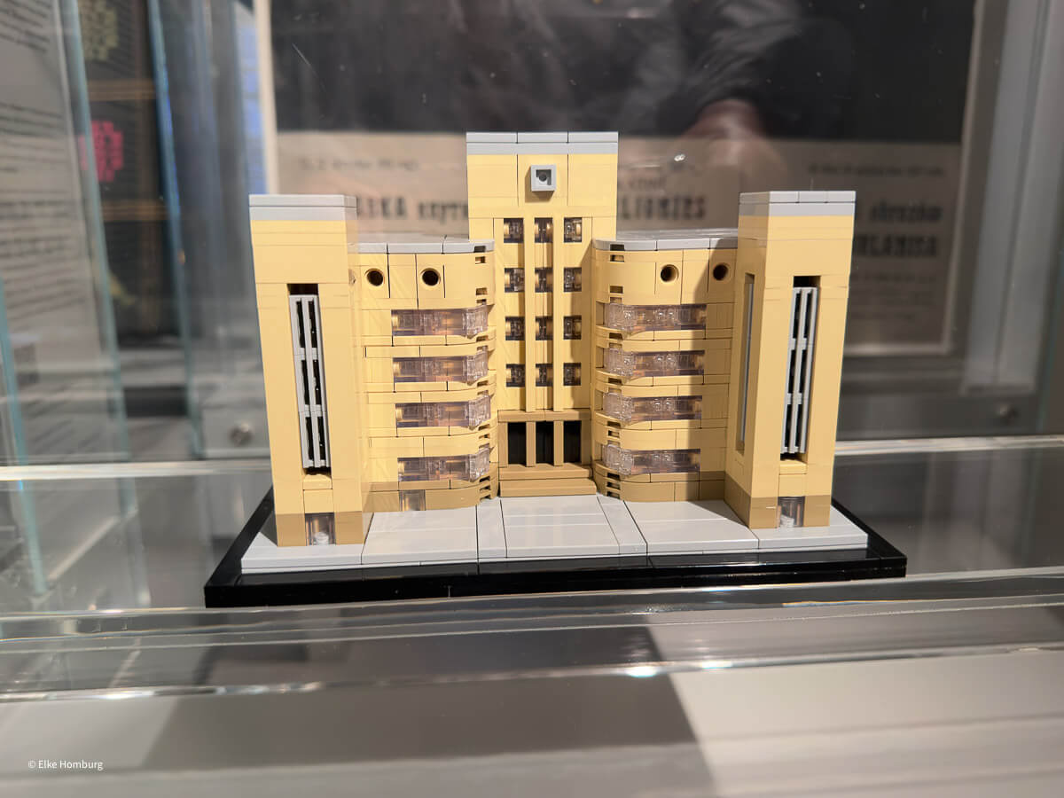 Modell des Hauptpostamtes in Kaunas: modernistischer Bau in Gelb