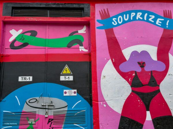Mural mit bunter Werbung für die Pink Coup