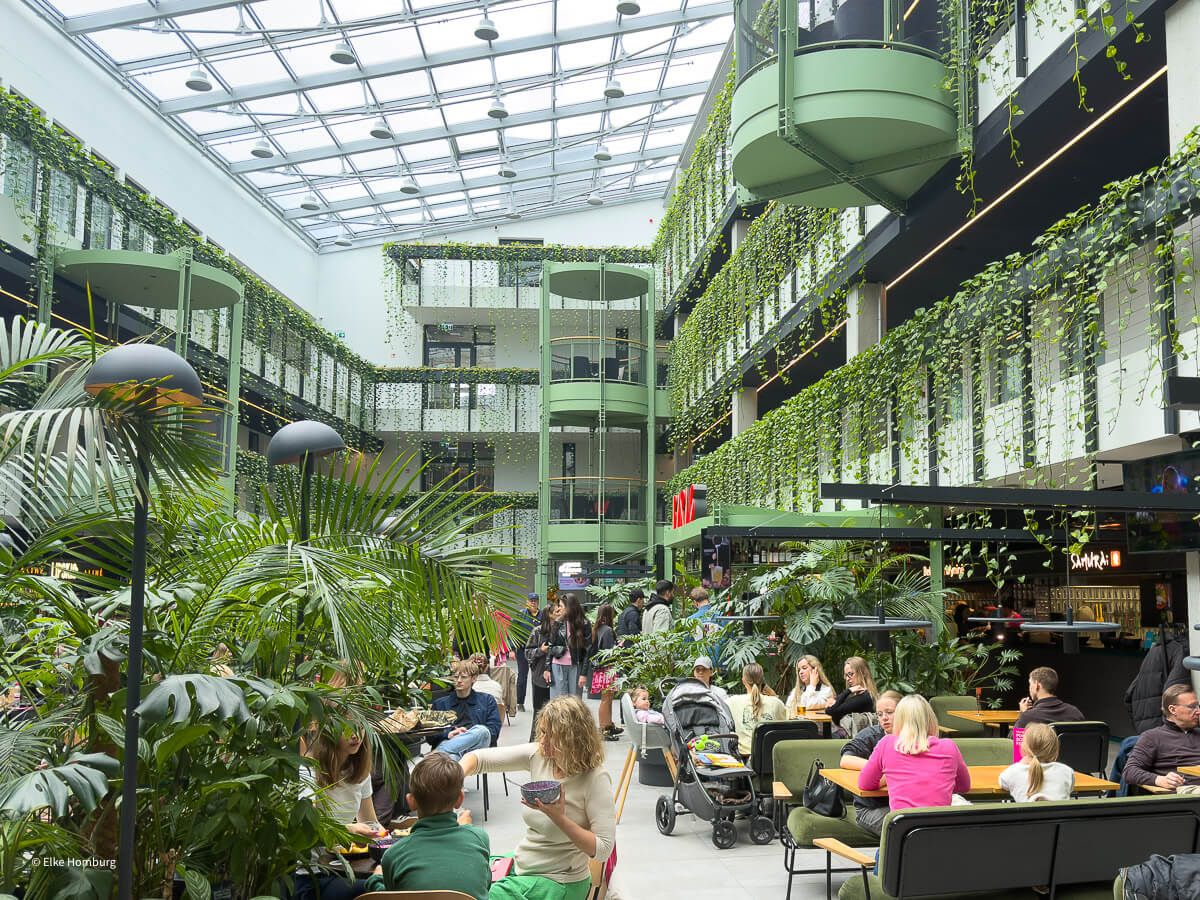Food Hall mit Restaurants und viel Grün