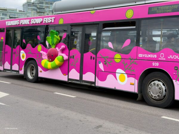 Pinkfarbener Bus mit Deko