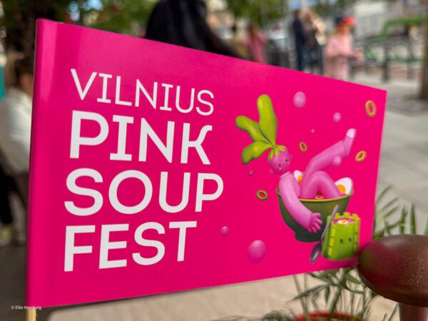 Ein Wochenende in Vilnius: Fahne, die für das Pink Soup Fest wirbt