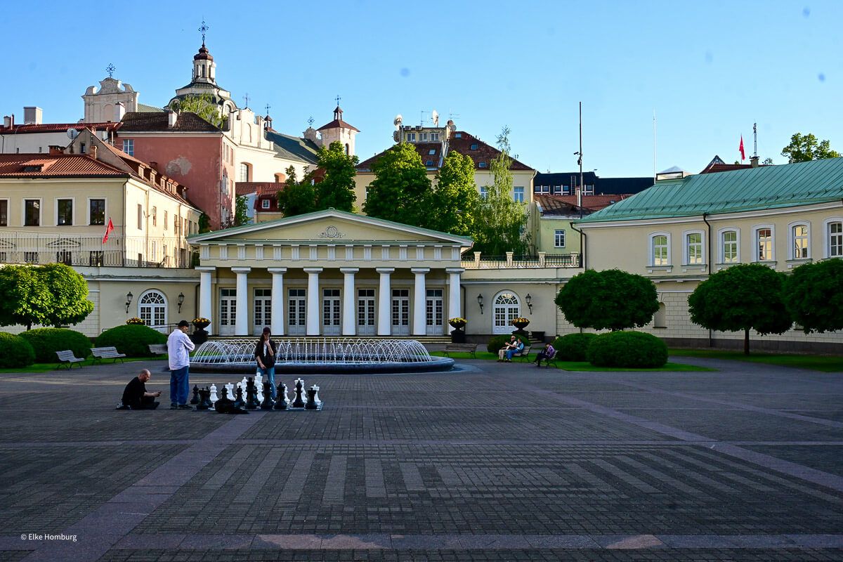 Platz vor dem Präsidentenpalast mit Brunnen und Schachspiel