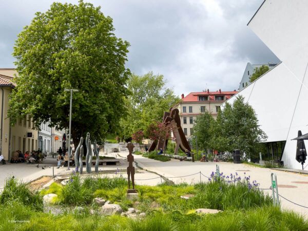 Platz vor dem Museum mit Grün und Kunst