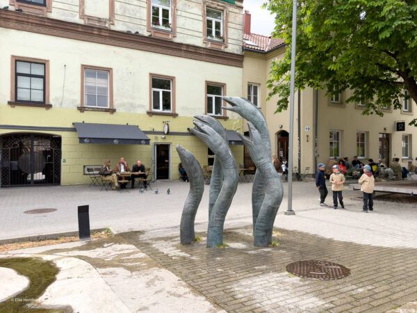 Skulptur zeigt mehrere Aale