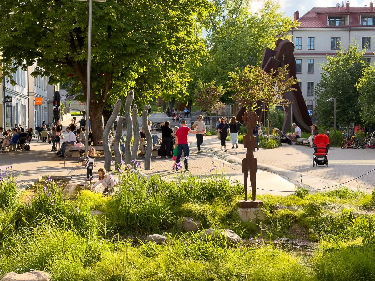 Platz vor dem Museum mit Grün, spielenden Kindern und Kunst