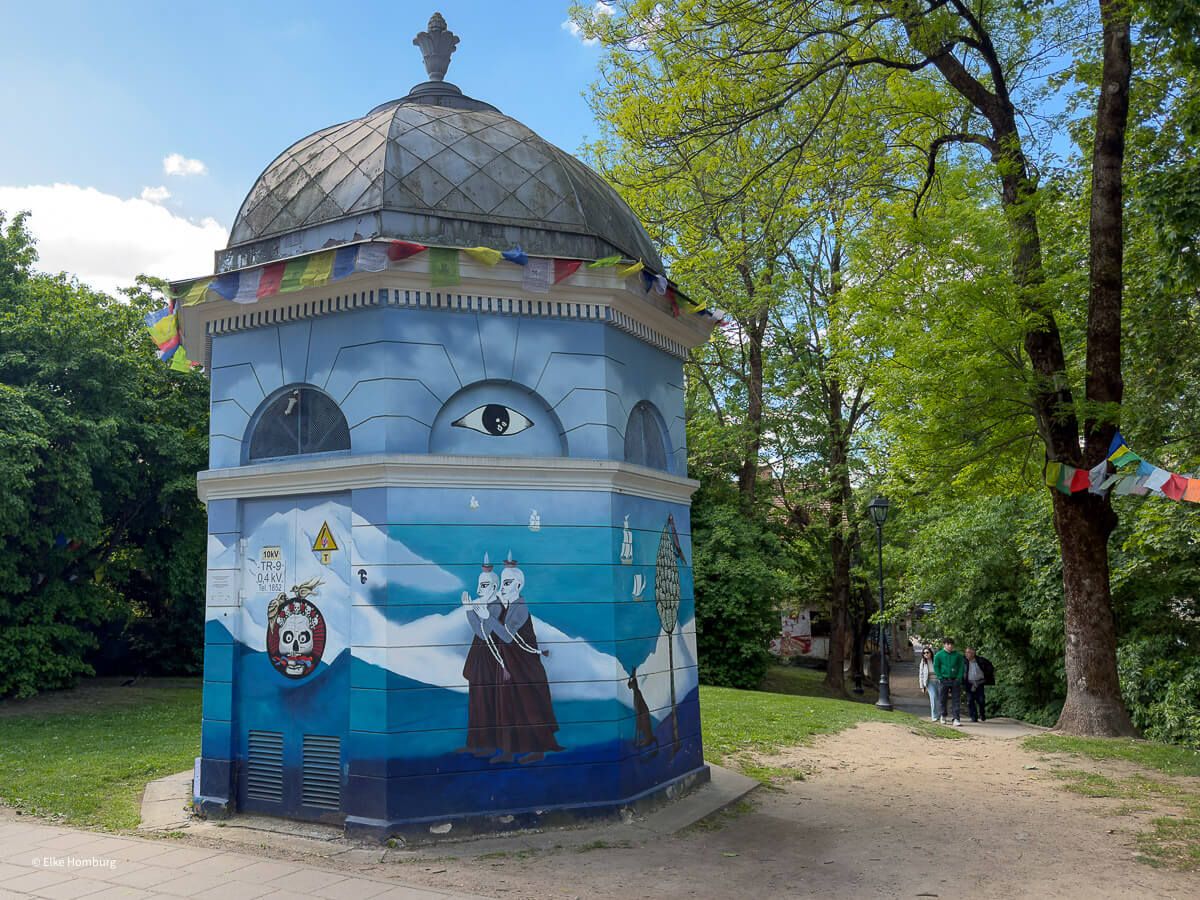 Stupa mit Zeichnungen von Mönchen