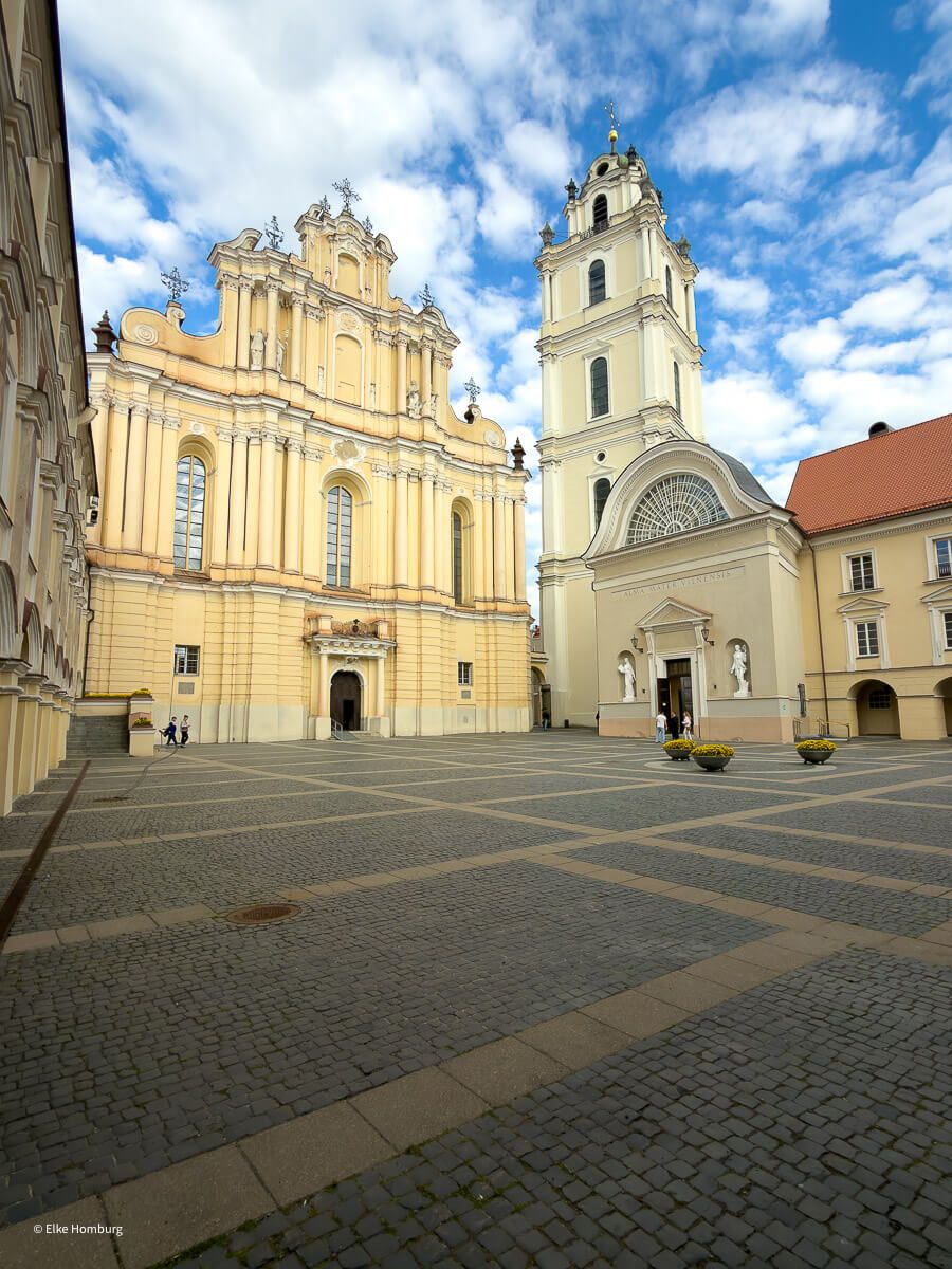 Innenhof mit Blick auf Universitätskirche und Turm