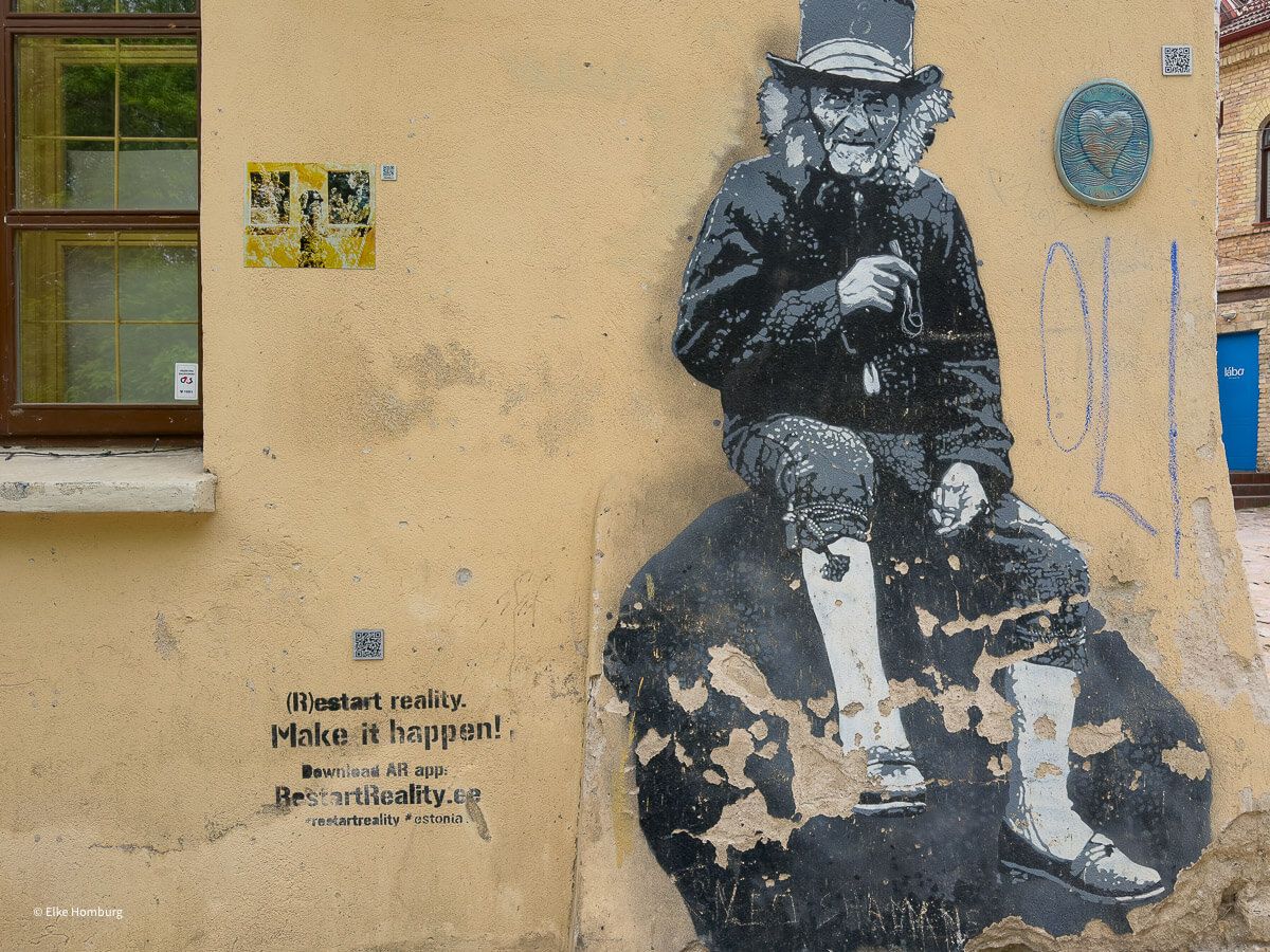 Mural zeigt alten Mann auf einem Stein