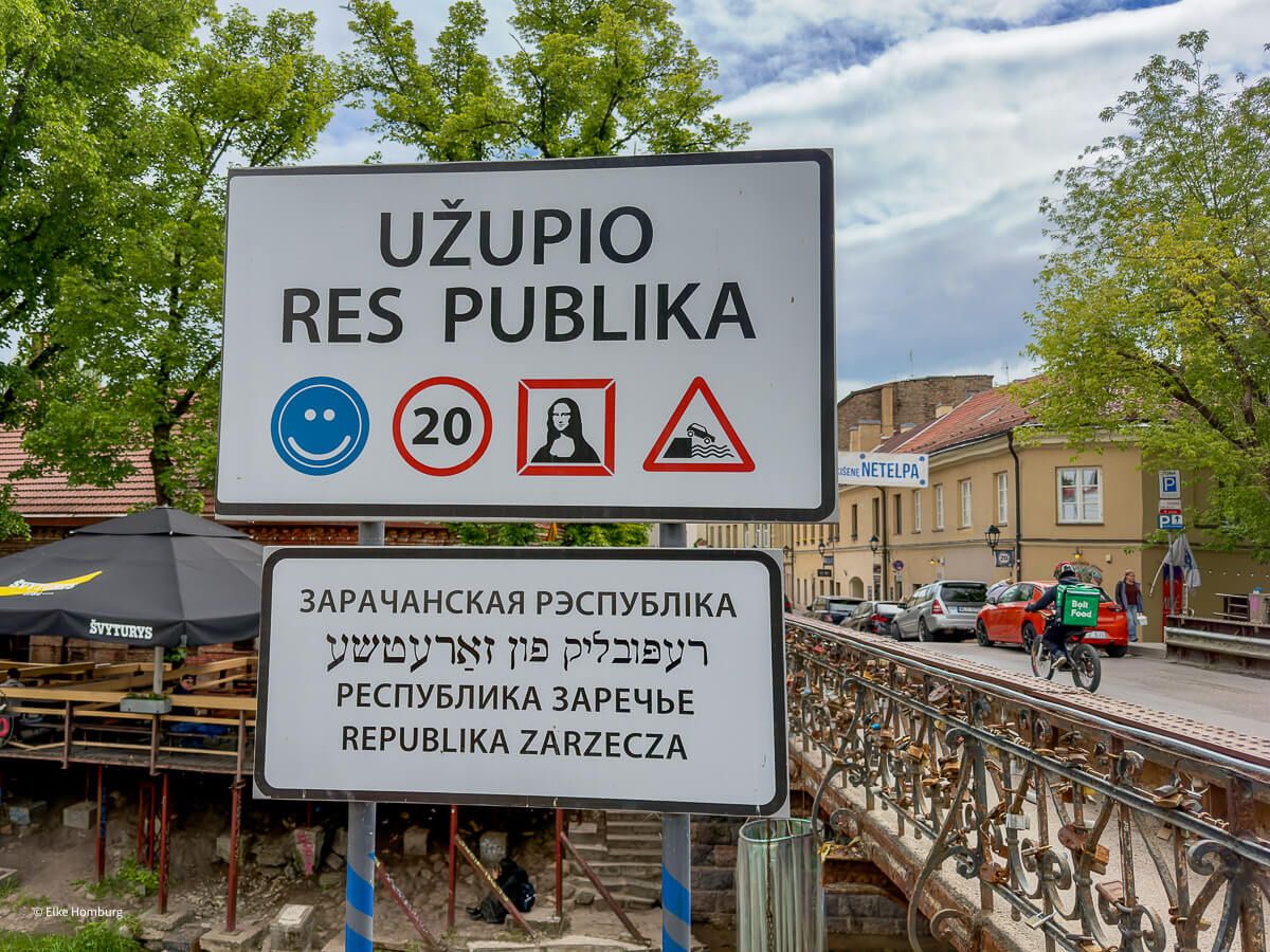Schild der Republik Užupio an einer Brücke