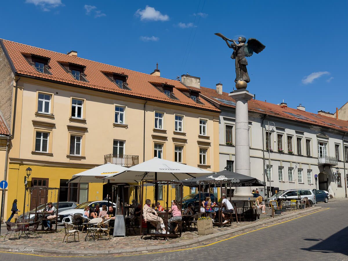 Hauptplatz mit Café und Engel auf Podest