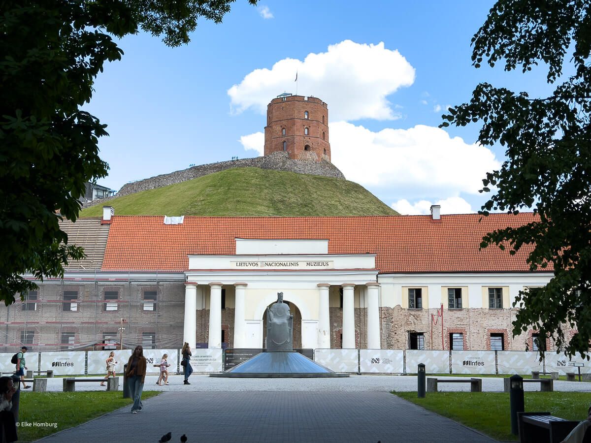 Blick auf das Nationalmuseum mit dem Gediminas-Turm im Hintergrund